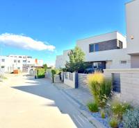 HROZNOVÁ, 4-i RD, 161 m2 – novostavba, krb, klíma, krásna záhrada - Ulica Hroznová v Ivanke pri Dunaji so súborom rodinných domov a zeleňou.