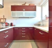 HROZNOVÁ, 4-i RD, 161 m2 – novostavba, krb, klíma, krásna záhrada - Kuchyňa v rodinnom dome s vínovo červenými skrinkami a moderným vybavením.