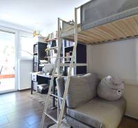 HROZNOVÁ, 4-i RD, 161 m2 – novostavba, krb, klíma, krásna záhrada - Izba v rodinnom dome s poschodovou posteľou, pracovným stolom a balkónovými dverami.