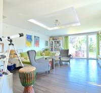 HROZNOVÁ, 4-i RD, 161 m2 – novostavba, krb, klíma, krásna záhrada - Obývacia izba s podlahou s dreveným dekorom v rodinnom dome, vybavená teleskopom a knižnicou.