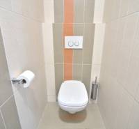 HROZNOVÁ, 4-i RD, 161 m2 – novostavba, krb, klíma, krásna záhrada - Toaleta v rodinnom dome s obkladom v neutrálnych odtieňoch.