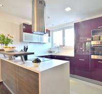 HROZNOVÁ, 4-i RD, 161 m2 – novostavba, krb, klíma, krásna záhrada - Kuchyňa s ostrovčekom v rodinnom dome, vínovo-červené skrinky, biela pracovná doska.