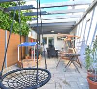 HROZNOVÁ, 4-i RD, 161 m2 – novostavba, krb, klíma, krásna záhrada - Záhrada rodinného domu na Hroznovej ulici v Ivanke pri Dunaji s hojdačkami a terasou.