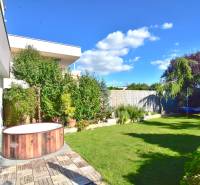 HROZNOVÁ, 4-i RD, 161 m2 – novostavba, krb, klíma, krásna záhrada - Záhrada rodinného domu na Hroznovej ulici v Ivanke pri Dunaji s vírivkou a trampolínou.