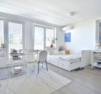 HROZNOVÁ, 4-i RD, 161 m2 – novostavba, krb, klíma, krásna záhrada - Detská izba v rodinnom dome s podlahou s dreveným dekorom, posteľou a stolom na kreslenie.