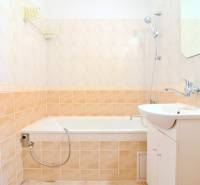 BAKOŠOVA, 1-i byt, 43 m2 – nerušený VÝHĽAD NA KARPATY - Kúpeľňa v 1-izbovom byte s vaňou, umývadlom a dlažbou svetlých farieb.