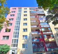 BAKOŠOVA, 1-i byt, 43 m2 – nerušený VÝHĽAD NA KARPATY - Bytový dom na Bakošovej ulici, Bratislava - Lamač obklopený zeleňou.