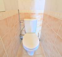 BAKOŠOVA, 1-i byt, 43 m2 – nerušený VÝHĽAD NA KARPATY - Toaleta s béžovým obkladom v 1-izbovom byte.