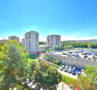 BAKOŠOVA, 1-i byt, 43 m2 – nerušený VÝHĽAD NA KARPATY - Výhľad na sídlisko a parkovisko v Bratislave na Bakošovej ulici.