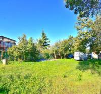 IVANKA PRI DUNAJI, stavebný pozemok 447 m2 s vydaným SP, pôvodná časť - Záhrada s trávnikom a stromami vhodná na bývanie v Ivanke pri Dunaji na ulici Ivanka pri Dunaji.