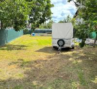 IVANKA PRI DUNAJI, stavebný pozemok 447 m2 s vydaným SP, pôvodná časť - Záhrada s prívesom obklopená stromami na pozemku v Ivanke pri Dunaji, ulica Ivanak pri Dunaji.