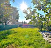 IVANKA PRI DUNAJI, stavebný pozemok 447 m2 s vydaným SP, pôvodná časť - Slnečný pozemok na bývanie v Ivanke pri Dunaji na ulici Ivanak pri Dunaji.