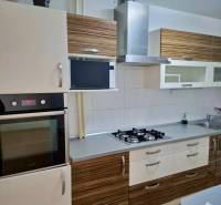 Prenájom 4 izbový byt, Čsl. Parašutistov, Bratislava III. Nové Mesto - Kuchyňa s kameninovým kúpením, varnou doskou a digestorom v 4-izbovom byte.
