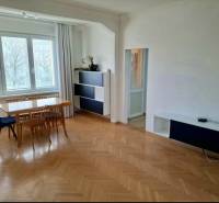 Prenájom 4 izbový byt, Čsl. Parašutistov, Bratislava III. Nové Mesto - Jedáleň s dreveným stolom a stoličkami, podlaha s dreveným dekorom v 4-izbovom byte.