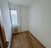 Prenájom 4 izbový byt, Čsl. Parašutistov, Bratislava III. Nové Mesto - Malá miestnosť s podlahou s dreveným dekorom v 4-izbovom byte, svetlo z okna.