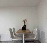 Dom za cenu bytu- komplet prerobený RD 3 izb. Blatné  - Jedáleň sám o sebe so stolom s dreveným dekorom a štyrmi stoličkami v Rodinnom dome.