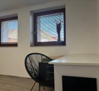 Dom za cenu bytu- komplet prerobený RD 3 izb. Blatné  - Stena s oknami, parapety, stôl a stolička, Rodinný dom, podlaha s dreveným dekorom.