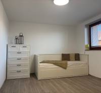 Dom za cenu bytu- komplet prerobený RD 3 izb. Blatné  - Izba v rodinnom dome s posteľou, komodou a podlahou s dreveným dekorom.