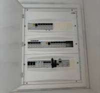 Dom za cenu bytu- komplet prerobený RD 3 izb. Blatné  - Elektrická rozvodná skriňa v rodinnom dome s ističmi a označením na popisnej lište.