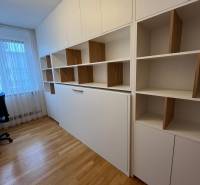 3i byt staršia novostavba, garáž, pivnica, Staré Mesto - Pracovňa v 3-izbovom byte s regálmi a podlahou s dreveným dekorom.