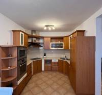 3i byt staršia novostavba, garáž, pivnica, Staré Mesto - Kuchyňa s rohovou linkou a podlahou s dreveným dekorom v 3-izbovom byte.