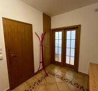 3i byt staršia novostavba, garáž, pivnica, Staré Mesto - Chodba 3-izbového bytu s dlažbou a drevenými dverami.