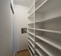 3i byt staršia novostavba, garáž, pivnica, Staré Mesto - Úzky šatník s policami v 3-izbovom byte s dlažbou.