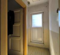 ❗️ RODINNÝ POL DOM NA PREDAJ PARTIZÁNSKE -  CENTRUM MESTA ❗️  - Chodba v rodinnom dome so svetlým vstupom a drevenou podlahou.