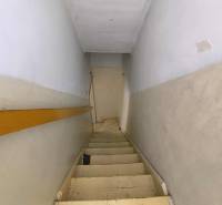 ❗️ RODINNÝ POL DOM NA PREDAJ PARTIZÁNSKE -  CENTRUM MESTA ❗️  - Úzke schodisko v rodinnom dome s bielymi stenami a dreveným zábradlím.