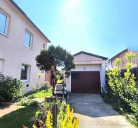 ❗️ RODINNÝ POL DOM NA PREDAJ PARTIZÁNSKE -  CENTRUM MESTA ❗️  - Rodinný dom v Partizánskom s upravenou záhradou a garážou na tichej ulici.