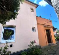 ❗️ RODINNÝ POL DOM NA PREDAJ PARTIZÁNSKE -  CENTRUM MESTA ❗️  - Rodinný dom v Partizánskom má ružovú fasádu, malé okienka a vchodové dvere.