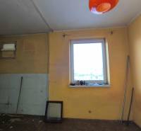 ❗️ RODINNÝ POL DOM NA PREDAJ PARTIZÁNSKE -  CENTRUM MESTA ❗️  - Izba v rodinnom dome s oknom, metlou a oranžovým osvetlením.