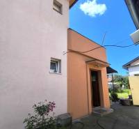 ❗️ RODINNÝ POL DOM NA PREDAJ PARTIZÁNSKE -  CENTRUM MESTA ❗️  - Rodinný dom v Partizánskom s dvorom, kvietkami a hadicou na betónovom chodníku.