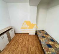 Prenajmem 3 izbový byt s balkónom v Nových Zámkoch - Izba v 3-izbovom byte s posteľou, komodou a podlahou s dreveným dekorom.
