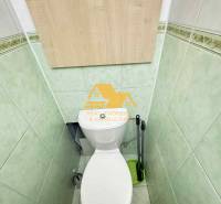 Prenajmem 3 izbový byt na sídlisku Juh v Nových Zámkoch - Toaleta so zelenými kachličkami a dreveným obkladom v 3-izbovom byte.