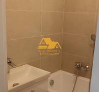 Prerobený 2 izbový byt s balkónom v Nových Zámkoch - Kúpeľňa s vaňou a umývadlom v 2-izbovom byte, béžové obklady.