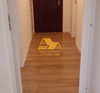 Prerobený 2 izbový byt s balkónom v Nových Zámkoch - Úzka chodba so vstupnými dverami a podlahou s dreveným dekorom v 2-izbovom byte.