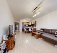 | Svetlý priestranný 2 izbový byt | parkovanie | REZERVOVANÝ - Obývacia izba v 2-izbovom byte s podlahou s dreveným dekorom a pohodlnou sedačkou.