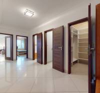 | Svetlý priestranný 2 izbový byt | parkovanie | REZERVOVANÝ - Chodba so vstupmi do izieb v 2-izbovom byte, zaujme svetlou dlažbou.