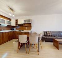 | Svetlý priestranný 2 izbový byt | parkovanie | REZERVOVANÝ - Kuchyňa s rohovými skrinkami, jedálenský stôl a sedačka v 2-izbovom byte.