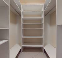 | Svetlý priestranný 2 izbový byt | parkovanie | REZERVOVANÝ - Šatník s bielymi policami a vešiakovými tyčami je v 2-izbovom byte.