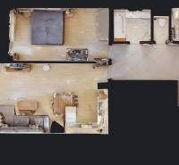 | Svetlý priestranný 2 izbový byt | parkovanie | REZERVOVANÝ - Pôdorys 2-izbového bytu s podlahou s dreveným dekorom a kuchyňou v otvorenom priestore.