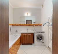 | Svetlý priestranný 2 izbový byt | parkovanie | REZERVOVANÝ - Kúpeľňa s vaňou, práčkou a skrinkami v 2-izbovom byte.