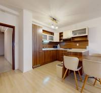 | Svetlý priestranný 2 izbový byt | parkovanie | REZERVOVANÝ - Kuchyňa v 2-izbovom byte s podlahou s dreveným dekorom, zariadená kuchynská linka.