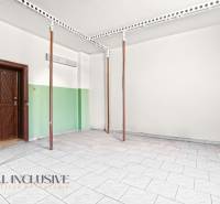 NA PREDAJ 4-IZBOVÝ RODINNÝ DOM V OBCI ŠINTAVA - Prázdna miestnosť s drevenými podpornými stĺpmi v rodinnom dome.