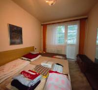 NA PREDAJ • 3i BYT S LOGGIOU • KALINČIAKOVA ULICA, SENICA - Spálňa v 3-izbovom byte s posteľou, obrazom a veľkým oknom s výhľadom.