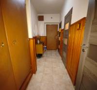 NA PREDAJ • 3i BYT S LOGGIOU • KALINČIAKOVA ULICA, SENICA - Chodba s dreveným obložením a vstavanými skriňami v 3-izbovom byte.