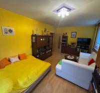 PREDAJ EXKLUZÍVNE: 1i byt s balk.; 41,02 m2; POPRAD; 124.200€ - Obývačka v 1-izbovom byte s bielou sedačkou a podlahou s dreveným dekorom.