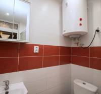 Centrum Košíc - 2-izb.tehlový byt s parkovaním vo dvore - Kúpeľňa s bielym bojlerom, umývadlom a zrkadlovou skrinkou v 2-izbovom byte.