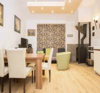 Centrum Košíc - 2-izb.tehlový byt s parkovaním vo dvore - Jedálenský kút v 2-izbovom byte s podlahou s dreveným dekorom a krbom.